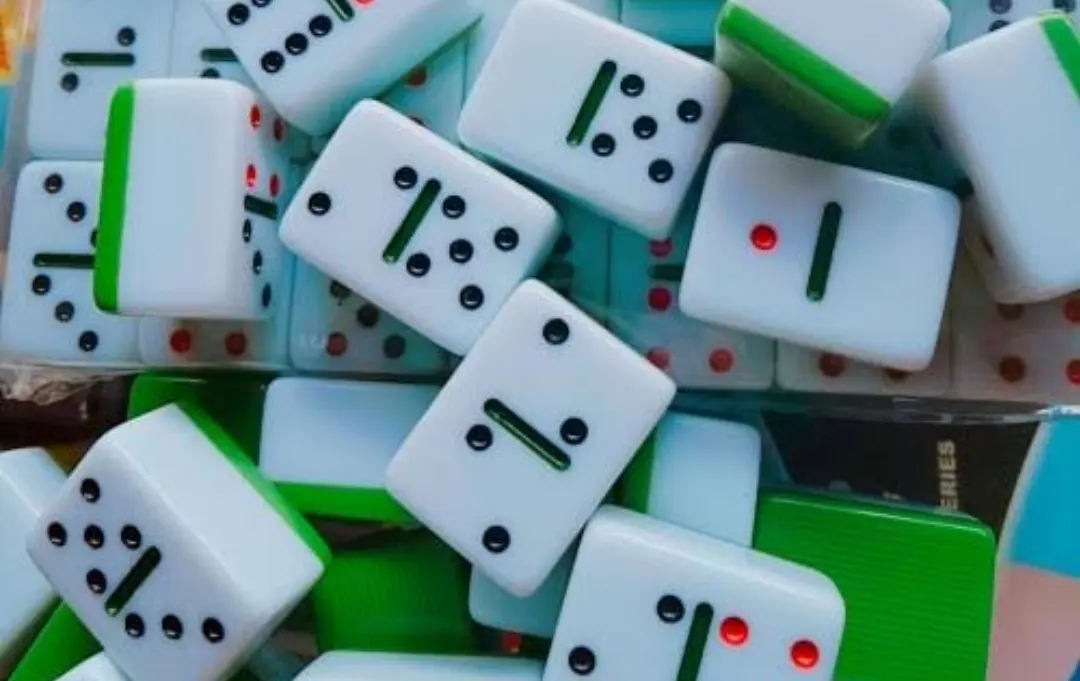 Strategi memasang kartu domino untuk melakukan blocking terhadap lawan